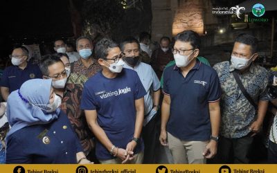 Sandiaga Uno Mendukung Semangat Pelaku Wisata Dan Ekonomi Kreatif Wisata Taman Tebing Breksi dan Tetap Mematuhi Prokes